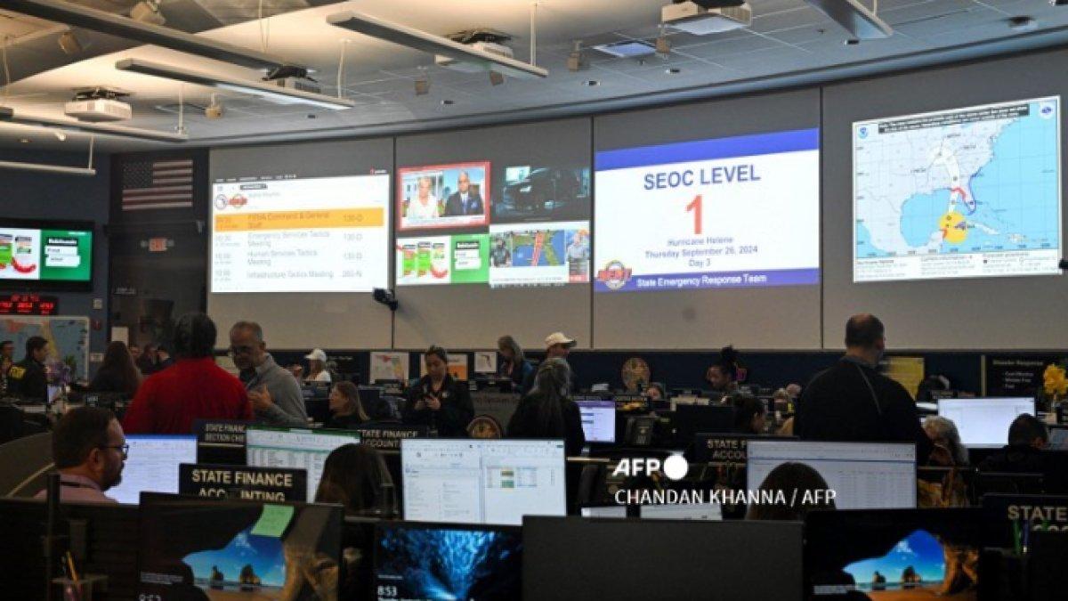 Tim State Emergency Operations Center (SEOC) in Tallahassee, Florida memantau pergerakan Badai Helene pada Kamis (26/9/2024).