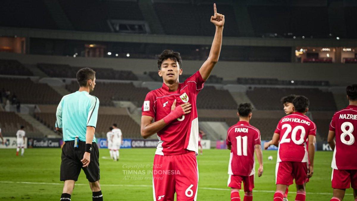 TOP SKORER - Evandra Florasta melakukan selebrasi setelah mencetak gol ke gawang Yaman di laga Piala Asia U-17, Senin (7/4/2025). Laga tersebut dimenangkan oleh Timnas U-17 Indonesia dengan skor 4-1