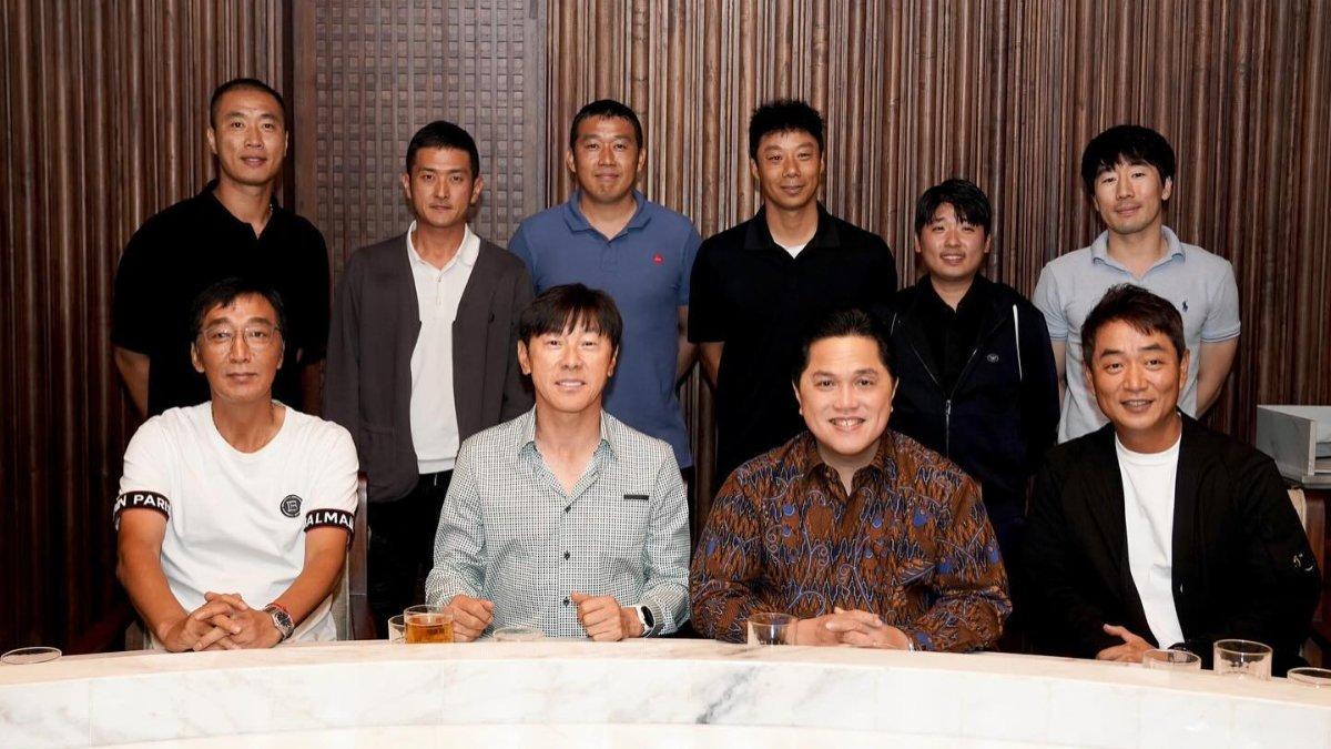 Potret kebersamaan Ketua Umum PSSI Erick Thohir saat menjamu pelatih Timnas Indonesia, Shin Tae-yong dan jajarannya di salah satu restoran makanan Korea di Jakarta, Selasa (20/8/2024).