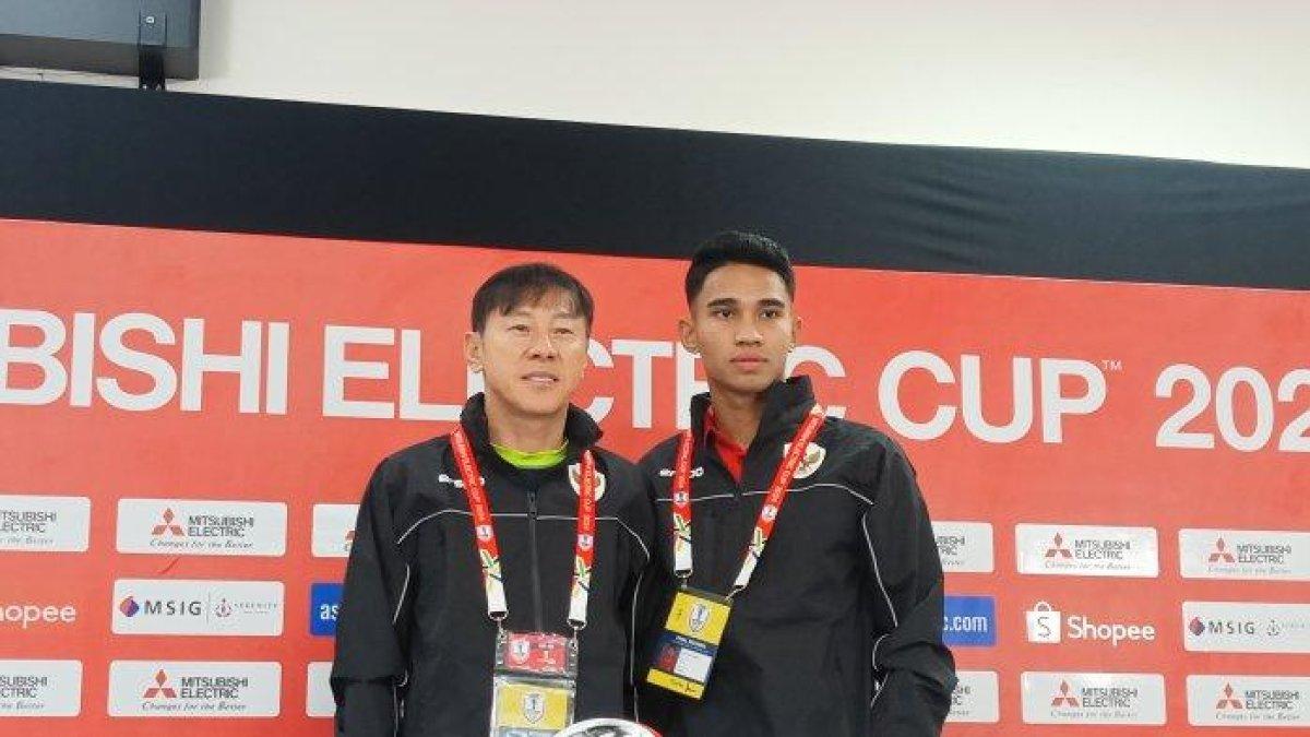 Pelatih Timnas Indonesia, Shin Tae-yong, dan Marselino Ferdinan saat jumpa pers sebelum pertandingan di Stadion Manahan Solo, Rabu (11/12/2024) sore.