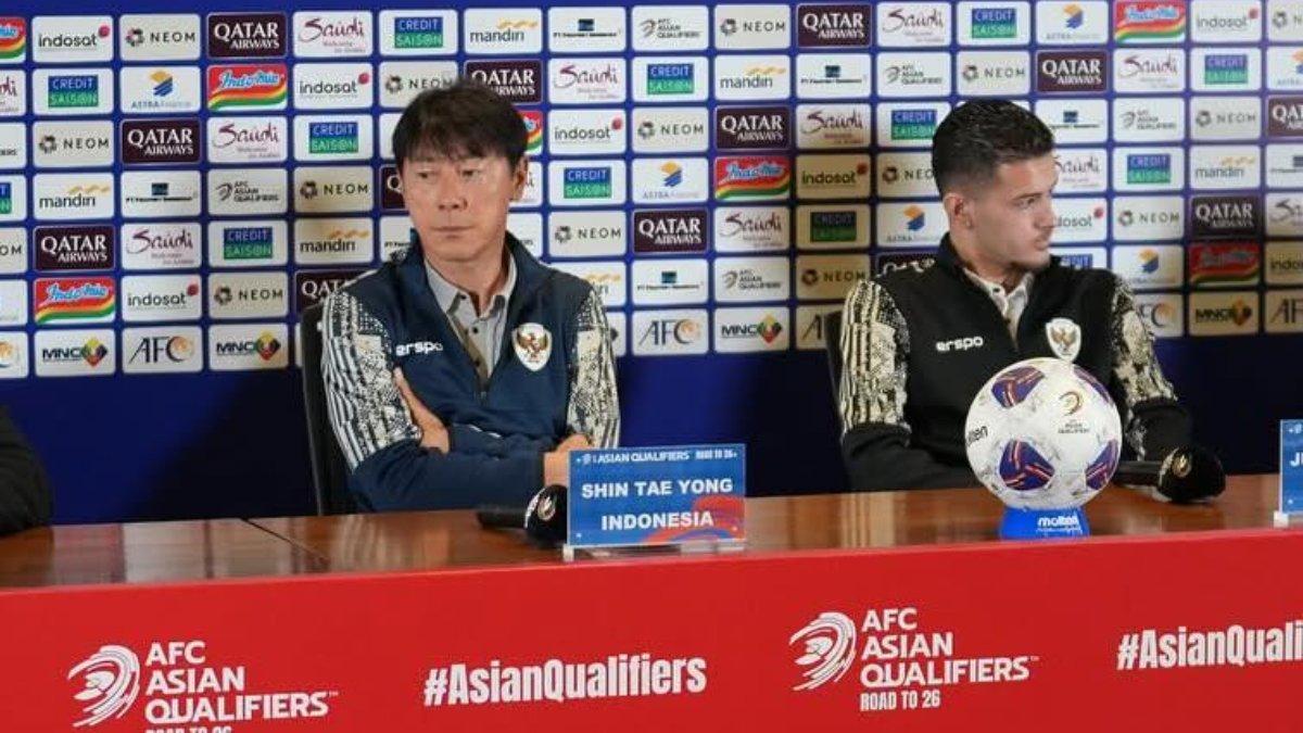 Eks pelatih Timnas Indonesia, Shin Tae-yong alias STY (kiri) dan Justin Hubner (kanan).
