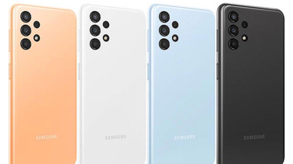 Gambaran desain bodi belakang Samsung Galaxy A13 yang hadirkan empat warna pilihan: Black, White, Peach, dan Blue.