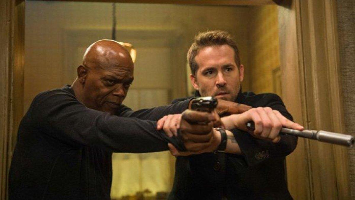 Samuel L. Jackson dan Ryan Reynolds dalam film The Hitman's Bodyguard (2017).