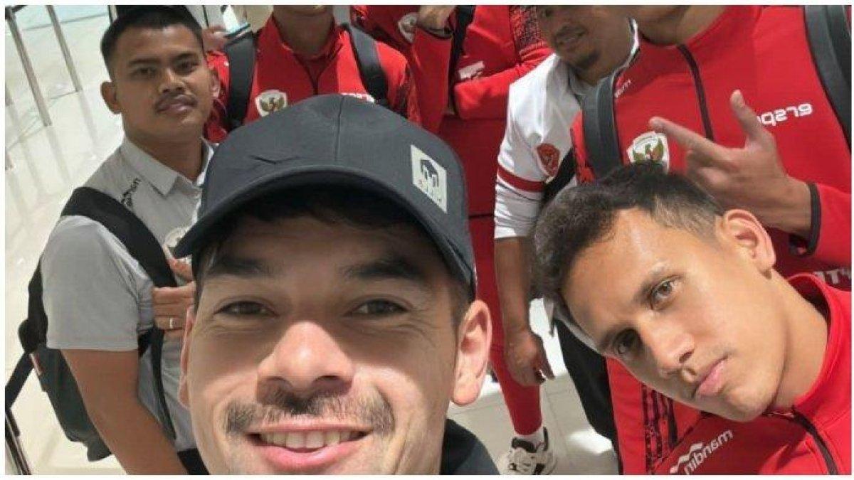 Sandy Walsh (depan) dan pemain Timnas Indonesia lainnya berfoto setelah sampai di Bahrain untuk laga Kualifikasi Piala Dunia 2026 Ronde Ketiga.