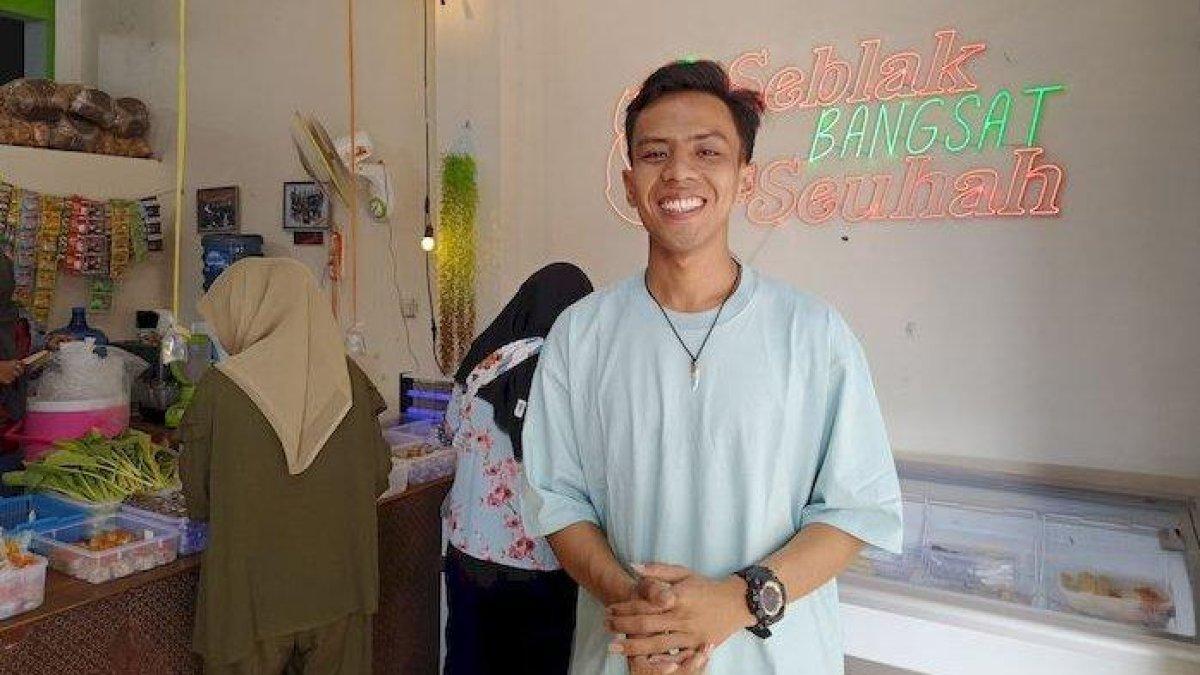 Satria Maulana (25) pemilik Warung Seblak Banngsat Seuhah di Sindangkasih, Ciamis.