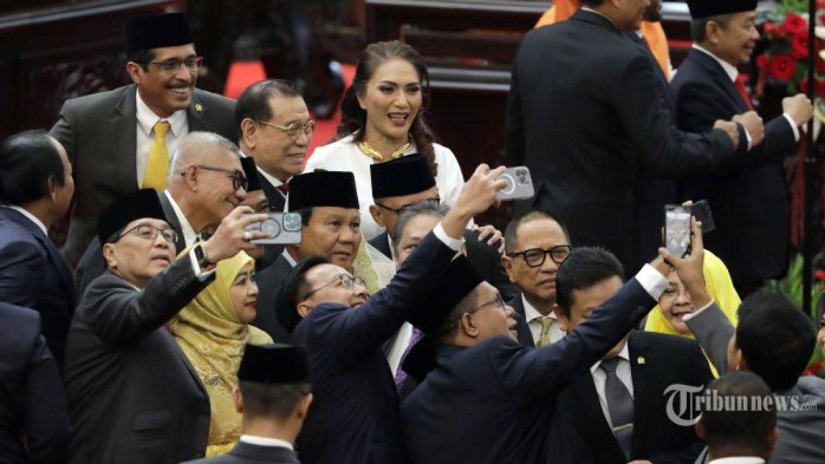 Sejumlah Anggota DPR berfoto dengan Menteri Pertahanan Prabowo Subianto saat Sidang Tahunan MPR dan Sidang Bersama DPR - DPD Tahun 2023 di Gedung Nusantara, Kompleks Parlemen, Senayan, Jakarta, Rabu (16/8/2023).