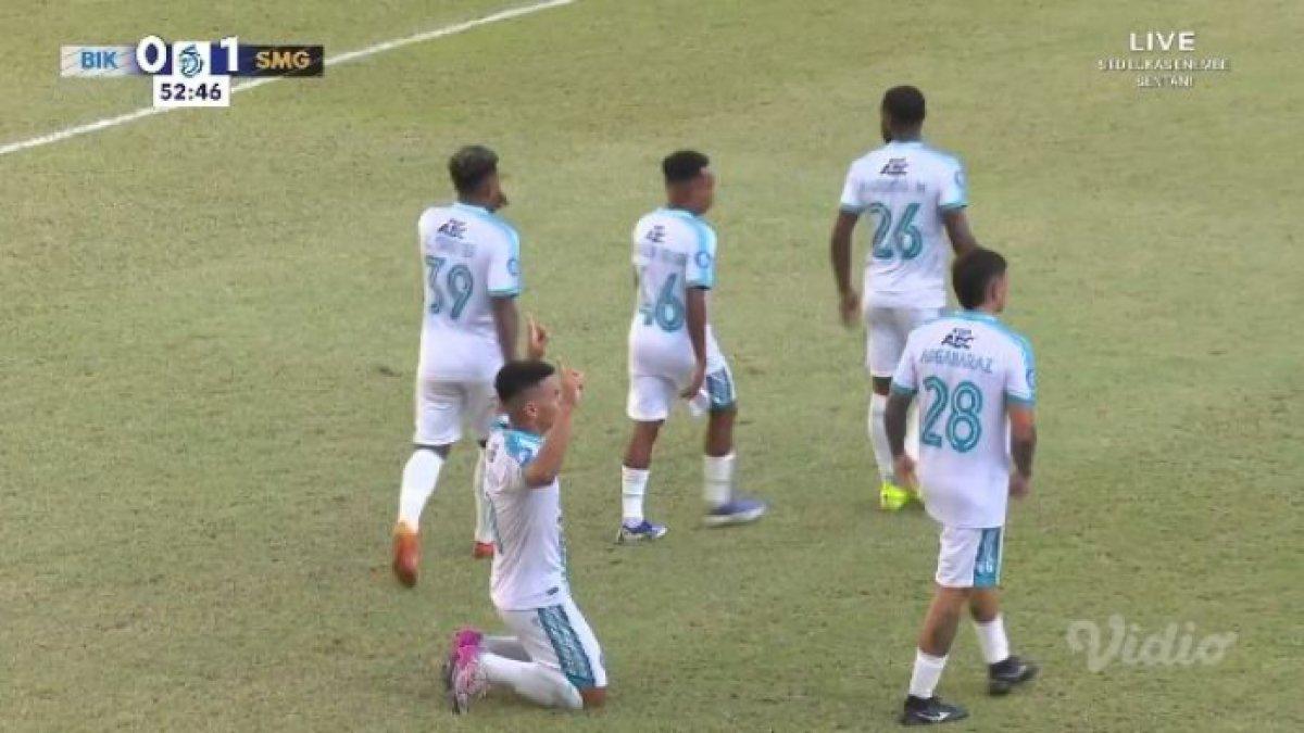 Cuplikan selebrasi gol Alexsandro seusai catatkan gol penyama kedudukan PSBS Biak atas PSIS Semarang