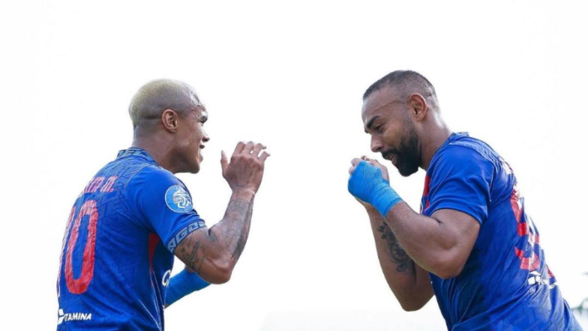Aksi selebrasi Wiliam Marcilio (kiri) dan Dalberto (kanan) saat Arema FC berpesta gol atas Madura United di pekan ke-11 Liga 1 2024, Kamis (21/11). Arema FC berhasil menang 4-2 atas Madura United dalam laga kali ini.