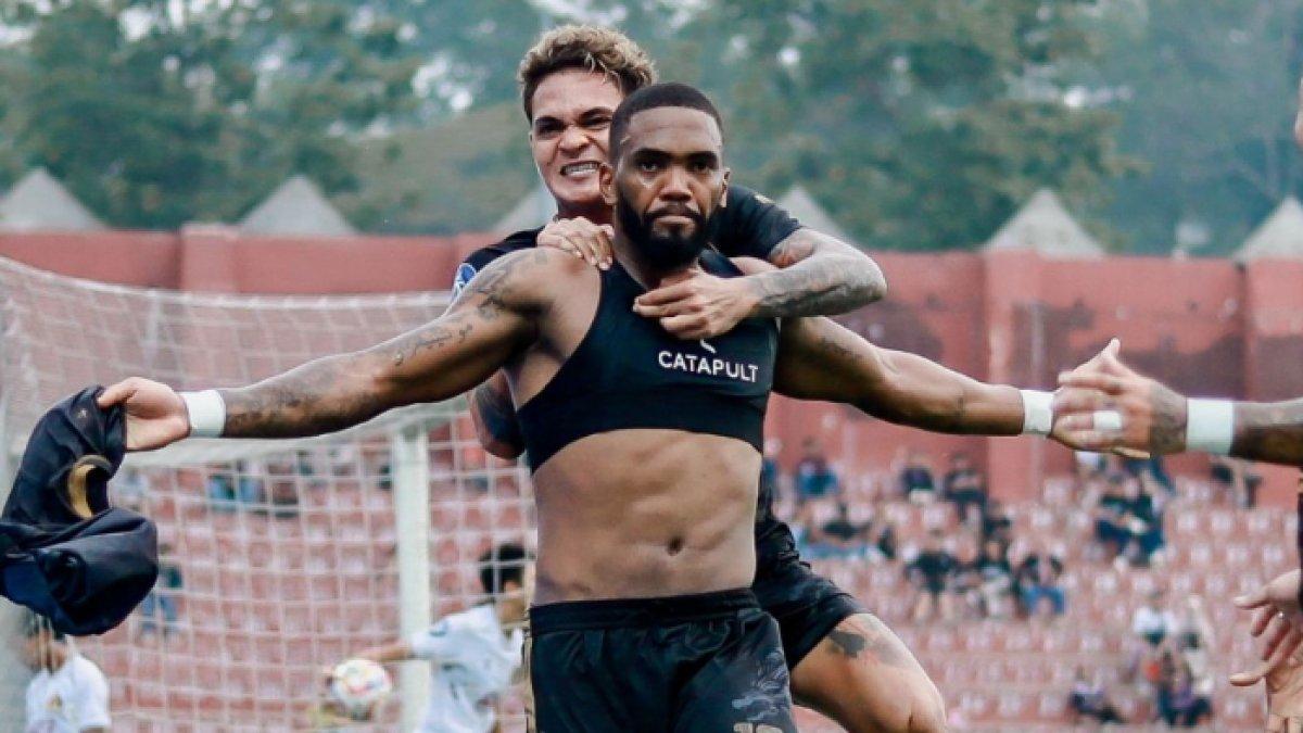 Aksi selebrasi dari striker asing PSIS Semarang, Evandro Brandao saat mencetak gol kemenangan Laskar Mahesa Jenar atas Persik Kediri di pekan ke-11 Liga 1 2024, Sabtu (23/11).