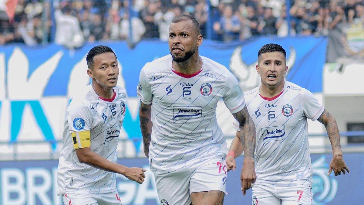 Selebrasi gol Gustavo Almeida ke gawang Persib Bandung di Stadion Gelora Bandung Lautan Api (GBLA), Rabu (8/11/2023).