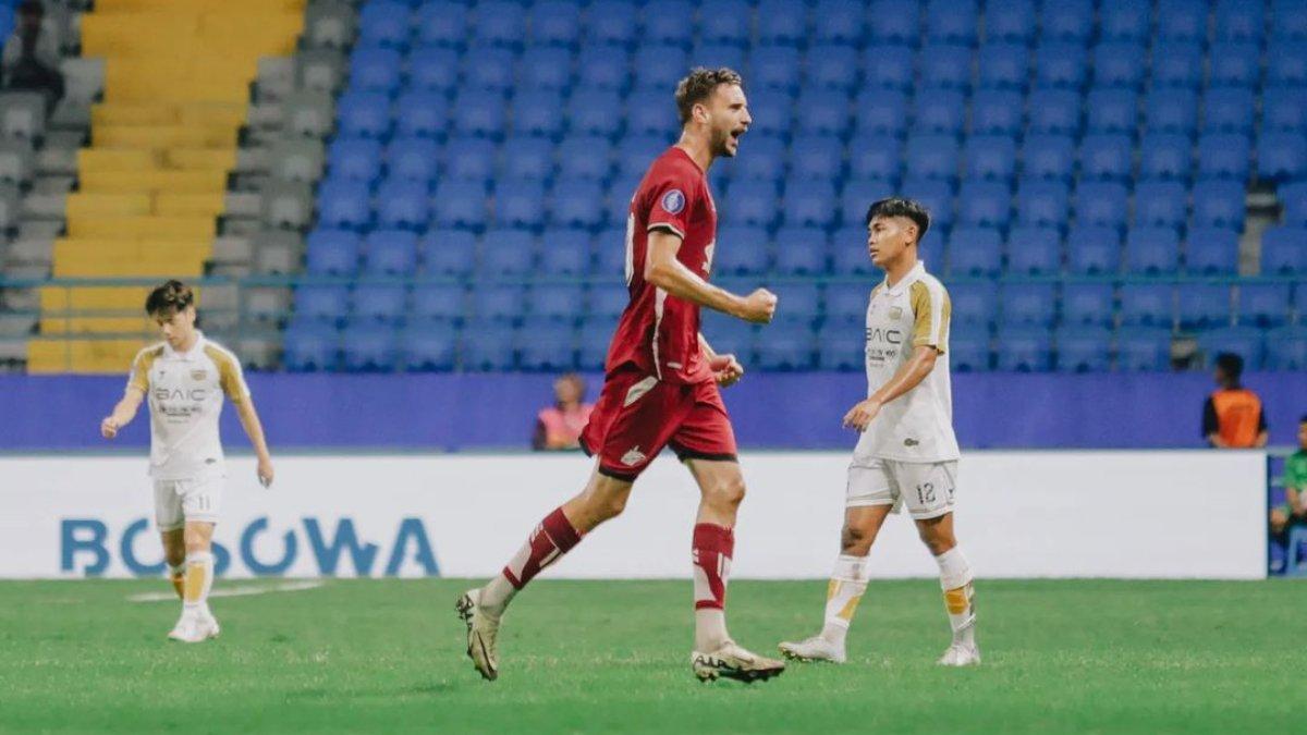 Potret aksi selebrasi eks striker asing PSM Makassar di Liga 1 2024, yakni Nermin Haljeta saat mencetak gol di laga melawan Dewa United di pekan ketiga, Senin (26/8). Nermin Haljeta 100 persen gabung PSIM Yogyakarta via laman Transfermarkt.com.