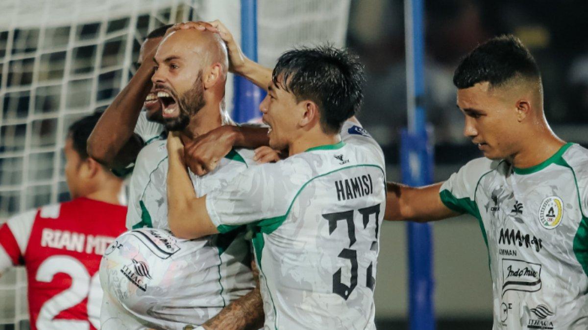Aksi selebrasi gol dari Danilo Alves (kiri) saat membawa PSS Sleman unggul atas Persis Solo di pekan ke-10 Liga 1 2024 lalu.