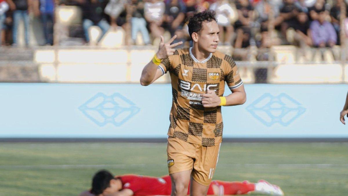 Potret aksi selebrasi winger Dewa United, Egy Maulana Vikri saat mencetak hattrick di laga melawan Semen Padang yang berakhir dengan skor 8-1 untuk kemenangan Tangsel Warriors, Jumat (25/10).