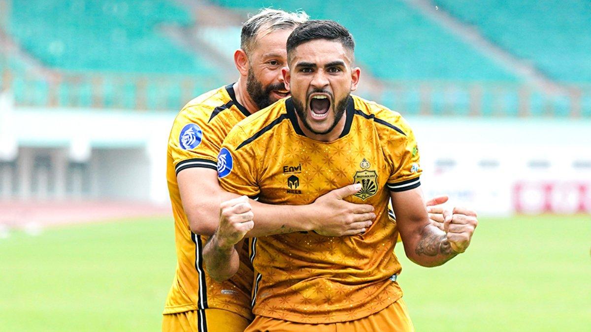 Potret aksi selebrasi dari bomber baru Bhayangkara FC, Junior Brandao di pekan ke-21 Liga 1 2023 saat melawan Persikabo 1973, Minggu 3 Desember 2023.