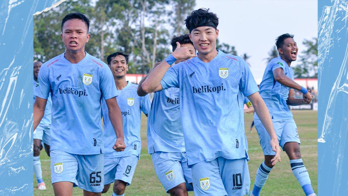 Aksi selebrasi Kim Do-hyun (Nomor 10) bersama skuad Persela Lamongan saat melawan PSCS Cilacap pada pekan kedua Liga 2 2023, Sabtu 16 September 2023.