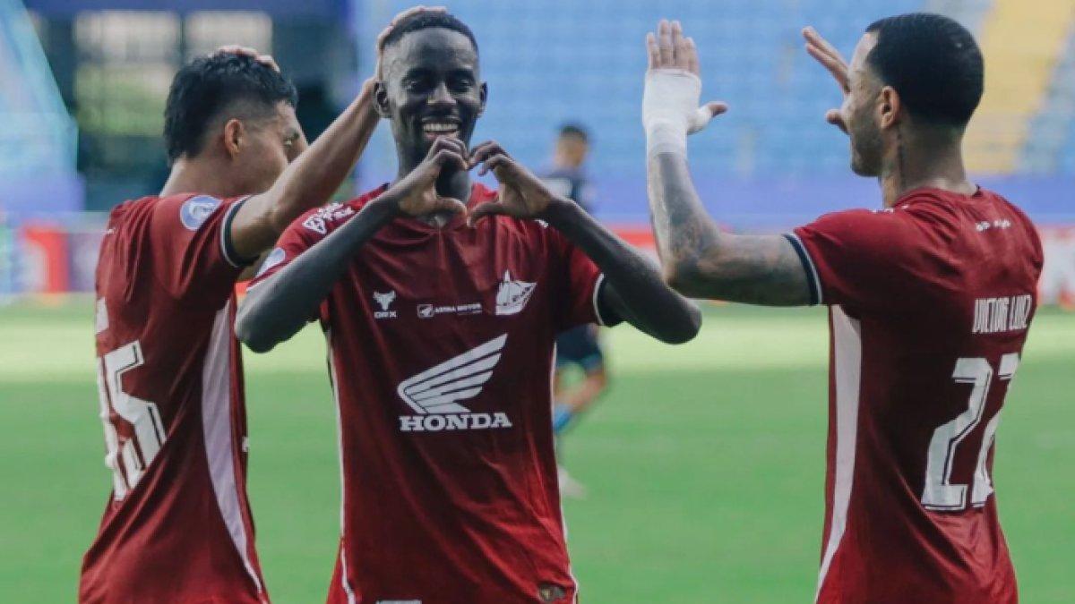 Aksi selebrasi Latyr Fall saat mencetak gol di laga PSM Makassar melawan Borneo FC di pekan ke-12 Liga 1 2024, Senin (2/12).