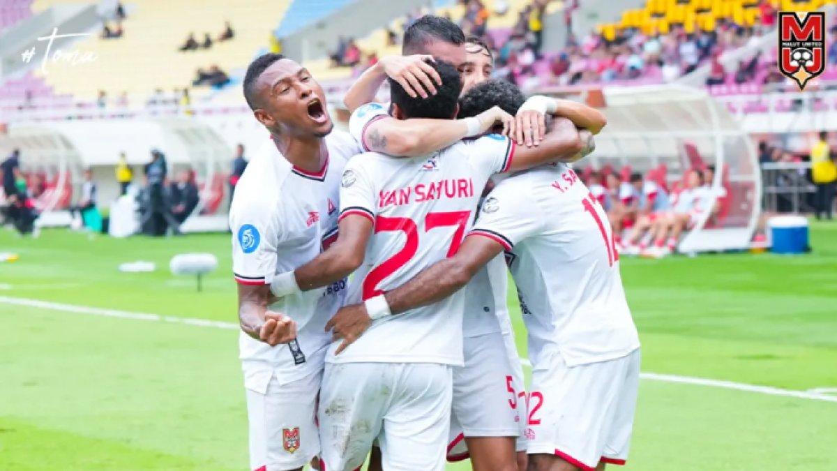 Aksi selebrasi para pemain Malut United saat berhadapan dengan Persis Solo di pekan ke-28 Liga 1 2024, Sabtu (12/4).