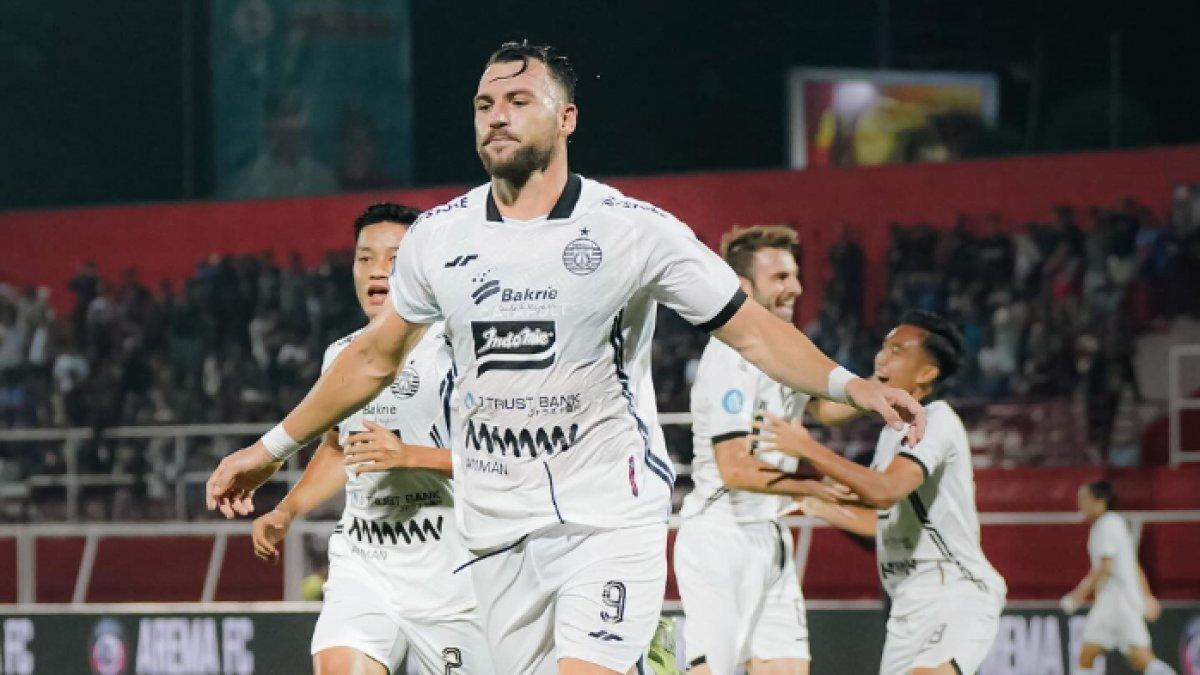 Aksi selebrasi bomber Marko Simic yang membuka keunggulan Persija Jakarta atas Arema FC di pekan kesembilan Liga 1 2024, Sabtu (26/10).