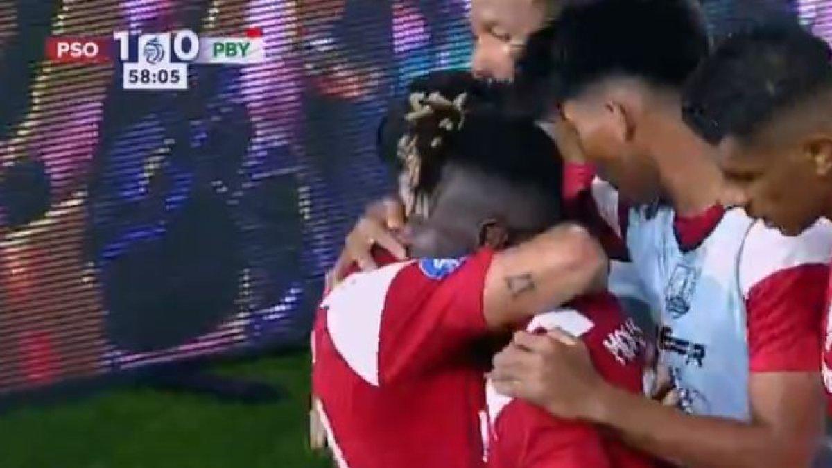 Persis Solo Vs Persebaya Surabaya - Selebrasi gol Moussa Sidibe setelah sukses memanfaatkan rebound Jhon Cley pada laga Persis Solo kontra Persebaya Surabaya di Stadion Manahan Solo, Jawa Tengah, Jumat (7/2/2025).