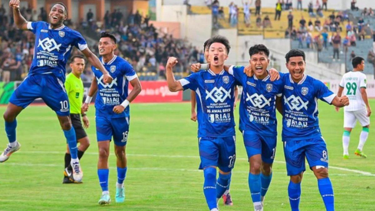Aksi selebrasi para pemain PSPS Riau seusai mencetak gol ke gawang PSMS Medan, Sabtu (4/1).