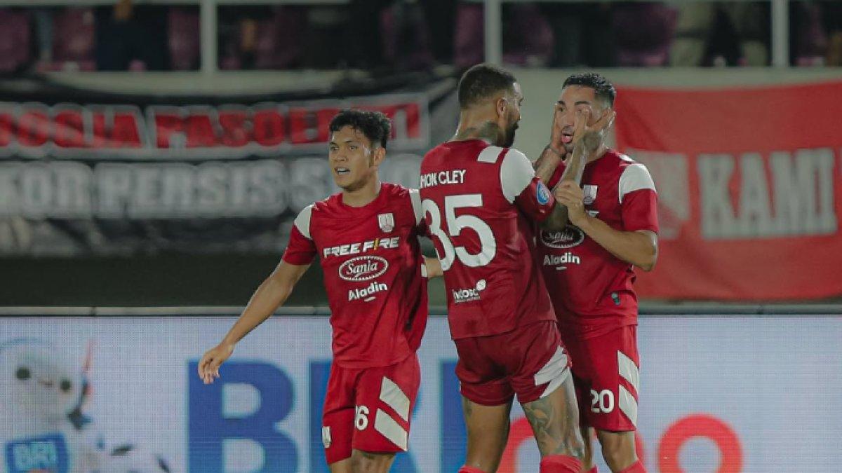 Potret selebrasi para pemain Persis Solo seusai mencetak gol ke gawang Persija Jakarta di pekan ke-20 Liga 1 2024, Minggu (27/1).