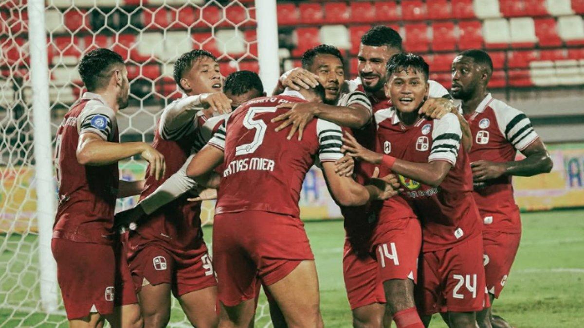 Aksi selebrasi para pemain Barito Putera saat mencetak gol ke gawang Persebaya Surabaya di pekan ke-20 Liga 1 2024, Sabtu (25/1).