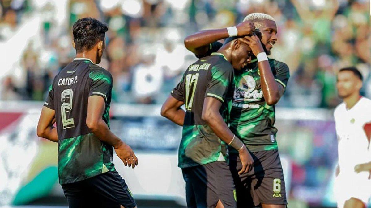 Aksi selebrasi dari gol Flavio Silva di laga persahabatan antara Persebaya Surabaya dengan Persik Kediri jelang Liga 1 2024. Persebaya Surabaya sempat menjamu Persik Kediri di laga persahabatan yang digelar di Stadion Gelora Bung Tomo, Surabaya pada Minggu, 4 Agustus 2024 sore.