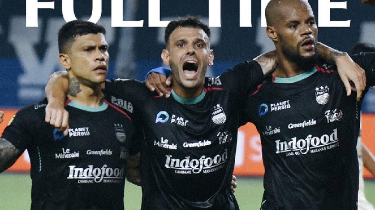 Potret selebrasi para pemain Persib Bandung saat mencetak gol ke gawang Persita Tangerang di pekan ke-16 Liga 1 2024, Minggu (22/12).