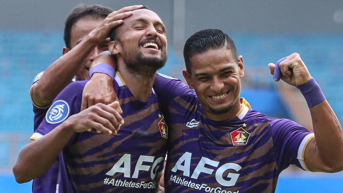 Aksi selebrasi para pemain Persik Kediri di Liga 1 2023.