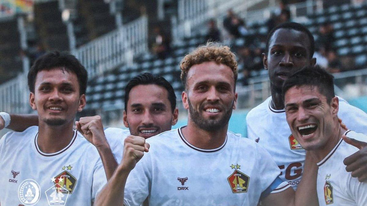 Potret aksi selebrasi para pemain Persik Kediri saat merayakan golnya ke gawang PSS Sleman di pekan kedua Liga 1 2024, Senin (19/8).