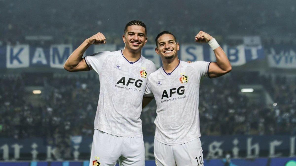 Aksi selebrasi dua pemain Persik Kediri, Anderson Nascimento (kiri) dan Renan Silva (kanan) seusai Laskar Macan Putih berhasil menang atas Persib Bandung di pekan ke-22 Liga 1 2023, Minggu 10 Desember 2023.
