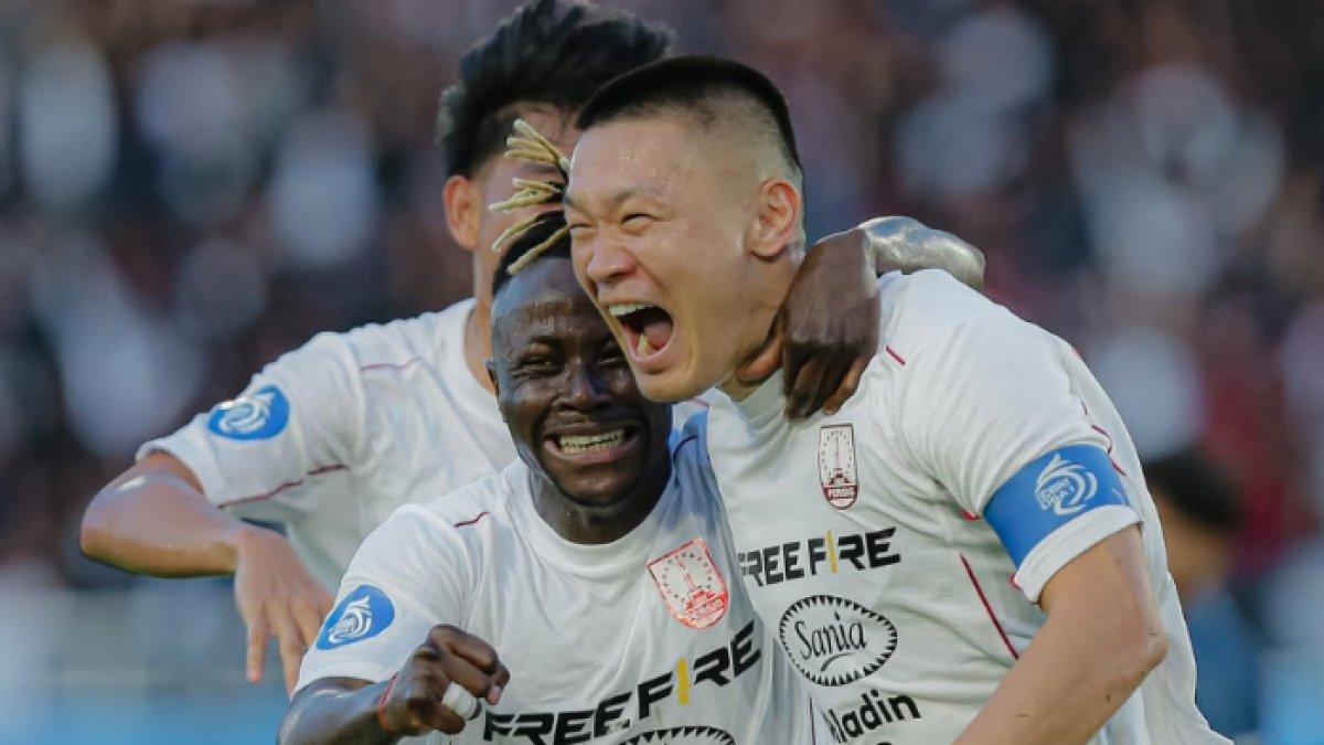 PERSIS SOLO VS PERSITA TANGERANG - Potret selebrasi Sho Yamamoto dan Sidibe di laga Persis Solo kontra Persita Tangerang di Stadion Manahan Solo, Jawa Tengah, Minggu (27/4/2025). Hasil Persis Solo kontra Persita Tangerang, 2 sosok jadi aktor penting, Sidibe menangis, dan kutukan usai, skor akhir 1-0.