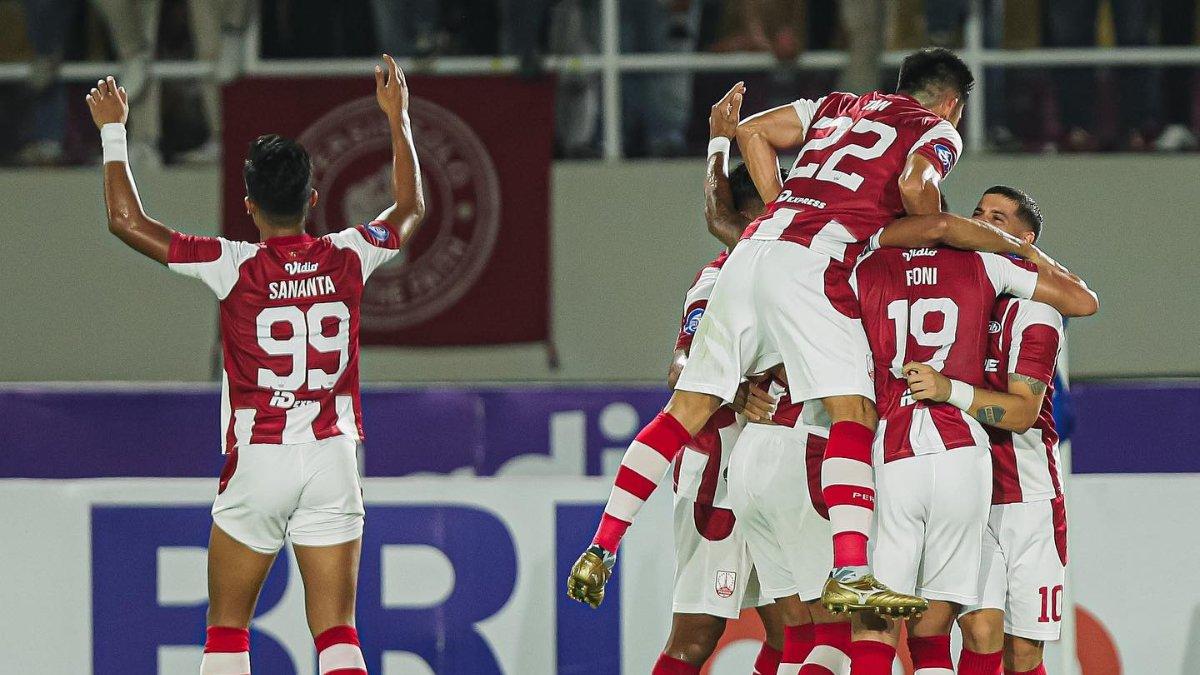 Potret aksi selebrasi para pemain Persis Solo di depan Pasoepati saat laga melawan PSIS Semarang di pekan ke-12 Liga 1 2023.