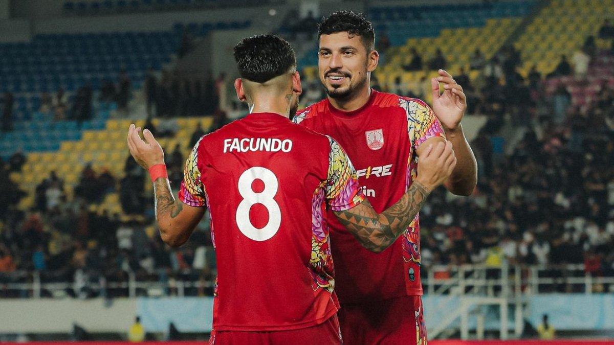 Aksi selebrasi pemain anyar Persis Solo, Facundo Aranda (kiri) dan Ricardo Lima (kanan) saat pertandingan melawan Persija Jakarta di perebutan tempat ketiga Piala Presiden 2024, Sabtu 3 Agustus 2024. Persis Solo berhasil meraih juara ketiga di Piala Presiden 2024 berkat gol tunggal Ricardo Lima.