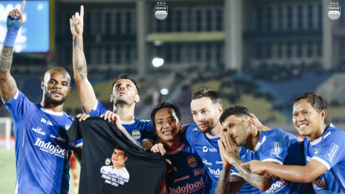 Selebrasi para pemain Persib Bandung dengan membawa kaos bergambarkan alm Dr. Raffi Ghani seusai Tyronne del Pino jebol gawang Persis Solo di Stadion Manahan Solo, Jawa Tengah, Minggu (29/12/2024).