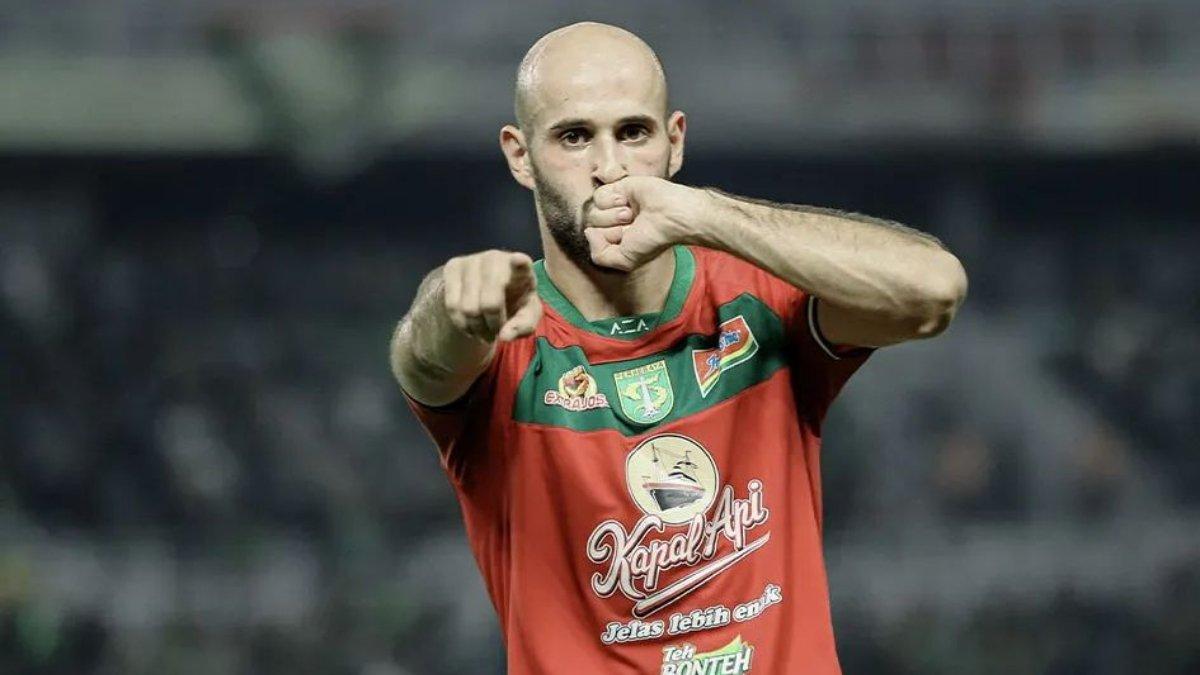 Aksi selebrasi Mohammed Rashid yang sukses mencetak gol kemenangan untuk Persebaya Surabaya ke gawang Barito Putera dalam laga pekan ketiga Liga 1 2024/2025 digelar di Stadion Gelora Bung Tomo, Surabaya pada Jumat, 23 Agustus 2024. Persib Bandung & Bali United blunder buang Mohammed Rashid? Aktor Persebaya Surabaya bungkam kutukan Barito Putera, lesatkan 24 umpan sukses & 1 gol.