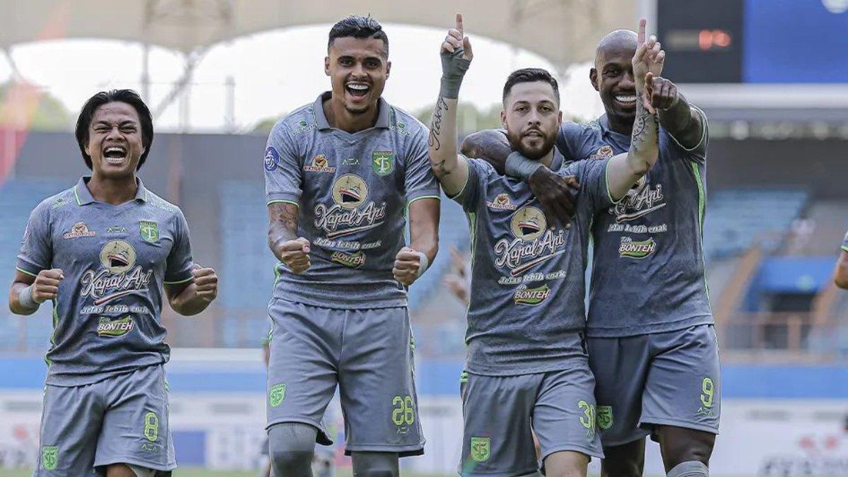 Aksi selebrasi Robson Duarte (dua dari kanan) saat mencetak gol untuk Persebaya Surabaya di pekan ke-23 Liga 1 2023 melawan Persikabo 1973, Minggu 17 Desember 2023.