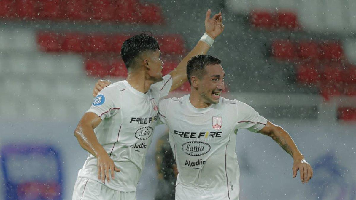 Aksi selebrasi Ramadhan Sananta (kiri) dan Lautaro Bellegia (kanan) seusai mencetak gol bagi Persis Solo ke gawang PSIS Semarang di pekan ke-19 Liga 1 2024, Senin (20/1).