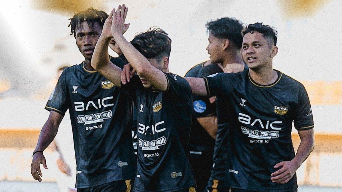 Aksi selebrasi mantan pemain PSIS Semarang, Taisei Marukawa setelah membuat Dewa United unggul atas Laskar Mahesa Jenar di pekan keempat Liga 1 2024, Rabu (11/9). Taisei Marukawa berhasil membuat Dewa United melibas PSIS Semarang dengan skor 2-1.