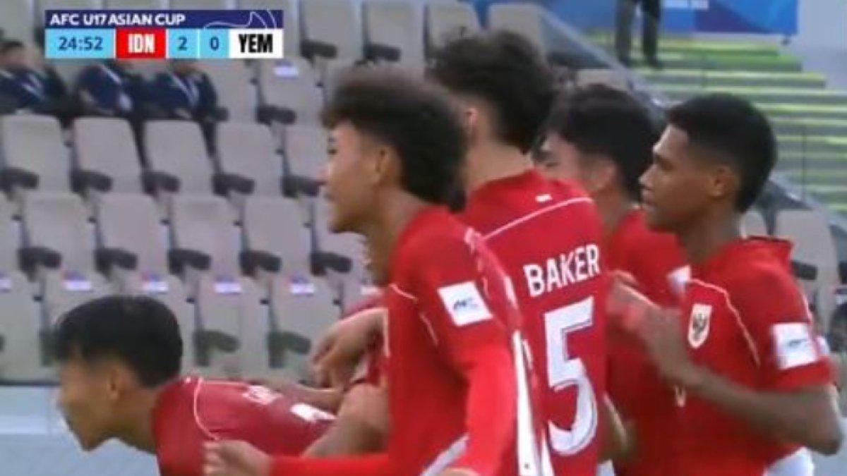 TIMNAS U17 INDONESIA - Potret selebrasi pemain Timnas U17 Indonesia saat gol kedua ke gawang Yaman Senin (7/4/2025). BREAKING NEWS update Timnas U17 Indonesia kontra Yaman, Fadly Alberto auto beri hukuman bek yang teledor, skor 2-0.