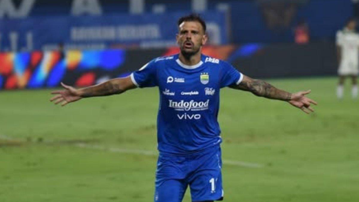 SELEBRASI TYRONNE DEL PINO - Potret selebrasi gol Tyronne del Pino seusai catatkan gol ke jala PSS Sleman  di pekan ke-30 Liga 1 2024/2025.