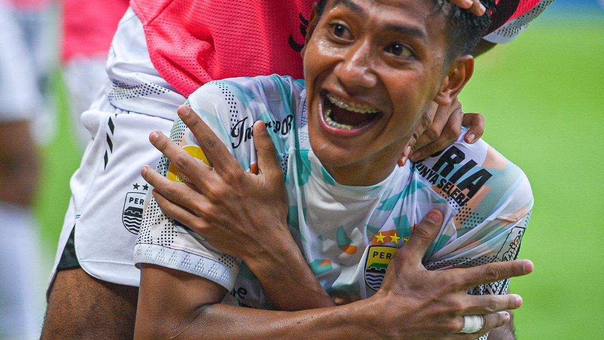 Selebrasi gelandang Persib Bandung, Beckham Putra saat terjadi gol kedua yang dicetak David da Silva ke gawang Persija Jakarta pada laga pekan ke-23 Liga 1 2024-2025, Minggu (16/2/2025) di Stadion Patriot Candrabhaga, Kota Bekasi.