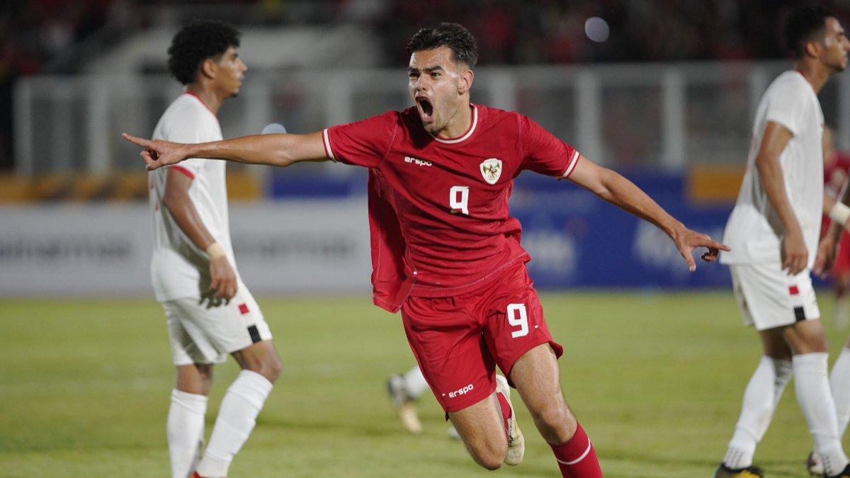Cuplikan selebrasi gol penyerang Timnas U20 Indonesia, Jens Raven seusai jebol gawang Yemen di Stadion Madya, Jakarta, Minggu (29/9/2024).