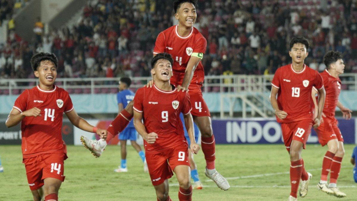 Selebrasi pesepak bola Timnas Indonesia setelah mencetak gol pada pertandingan Timnas Indonesia vs Singapura ASEAN U16 Boys Championship 2024 di Stadion Manahan, Solo, Jumat (21/6/2024) malam.