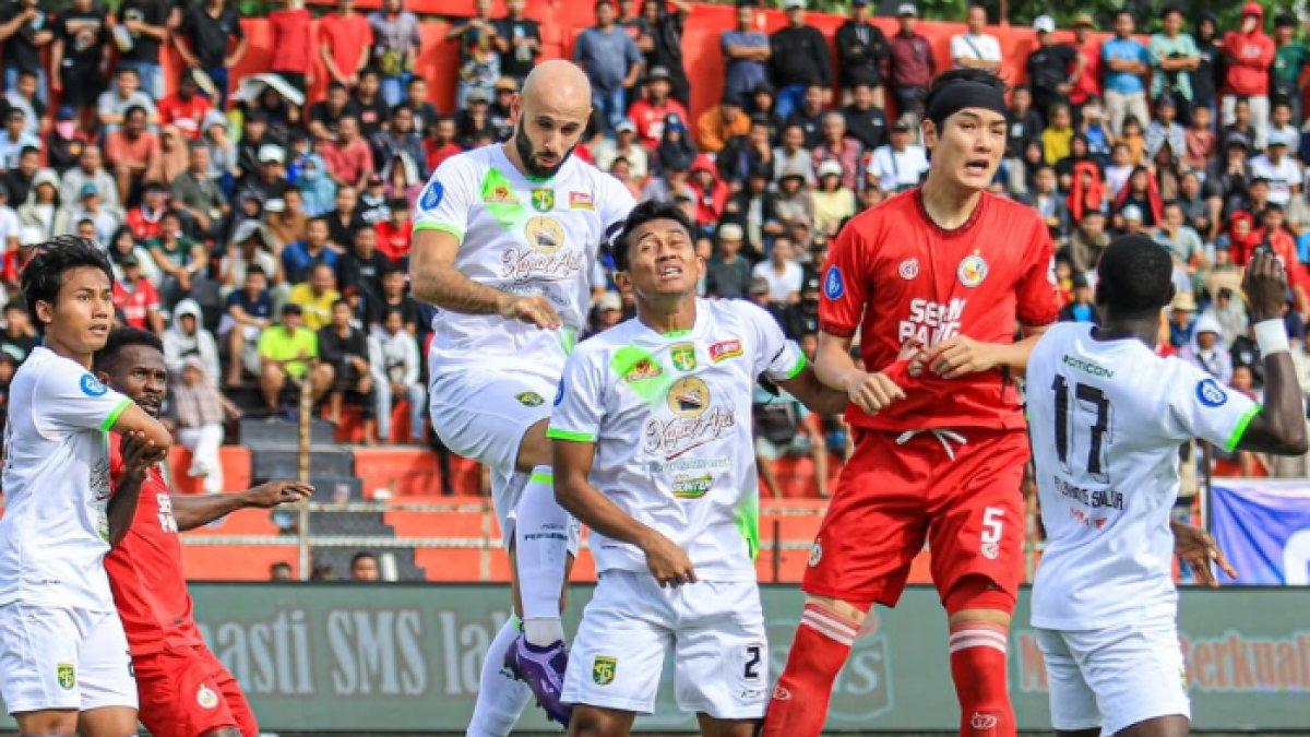 Potret pertandingan antara Semen Padang melawan Persebaya Surabaya di pekan ke-14 Liga 1 2024, Minggu (15/12/2024).