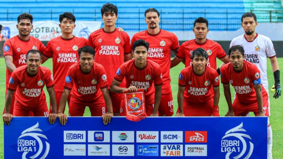 Skuad Semen Padang pada gelaran Liga 1 2024/2025 saat melakukan sesi foto bersama.