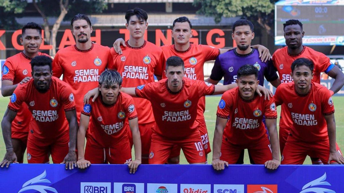 Skuad Semen Padang saat melakukan sesi foto bersama jelang laga kontra PSS Sleman di Stadion PTIK, Jakarta, Senin (26/8/2024).