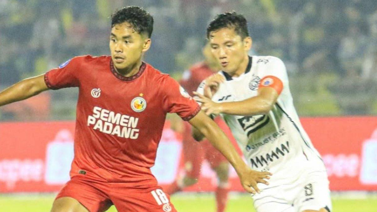 Cuplikan duel Gala Pagamo dengan Syahrian Abimanyu di laga Semen Padang kontra Persija Jakarta di Stadion H Agus Salim, Jumat (6/12/2024).