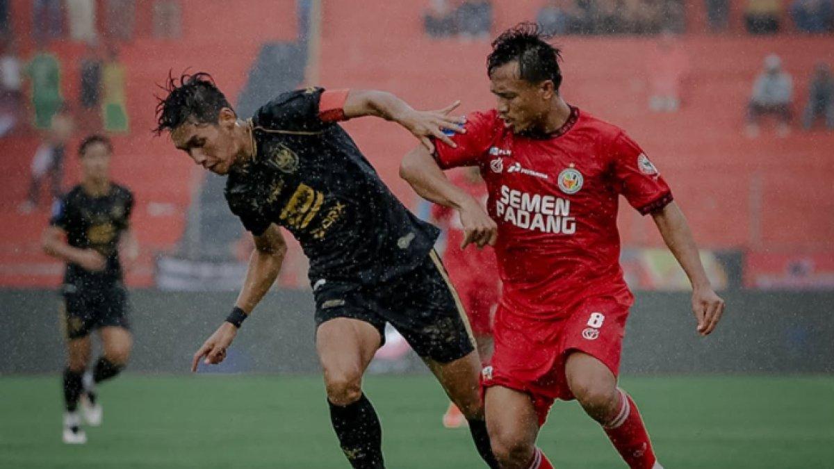 Aksi laga Semen Padang kontra PSIS Semarang di pekan ke-29 Liga 1 2024, Kamis (17/4).