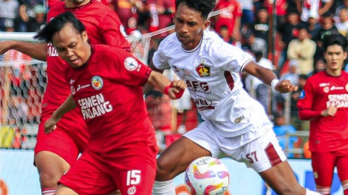 AKSI LAGA - Cuplikan pertandingan antara Semen Padang kontra Persik Kediri di Stadion Gelora Haji Agus Salim, Padang pada Minggu (18/5).